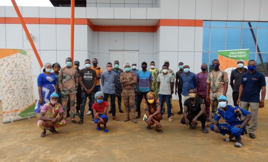 Das Team von Africa Negoce Industries vor seinem Büro in Benin.